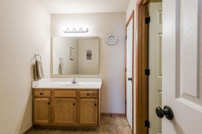Building Photo - 3D Tour Available - Beautiful Miller Ranch Town-Home with Open Floor Plan! Available July 1st!