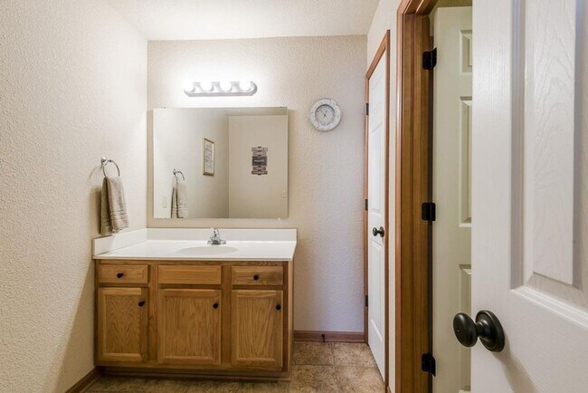 Building Photo - 3D Tour Available - Beautiful Miller Ranch Town-Home with Open Floor Plan! Available July 3rd!