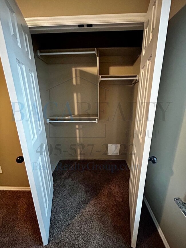 Building Photo - 3BR 2BA duplex with 2 car garage!!