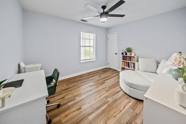 Building Photo - Whitemarsh Island Gem - Charming 3-Bedroom Home on a Corner Lot in Battery Point