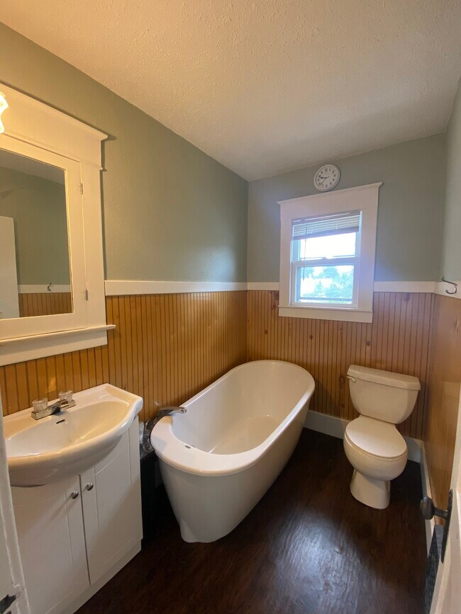 Building Photo - 413 6th St