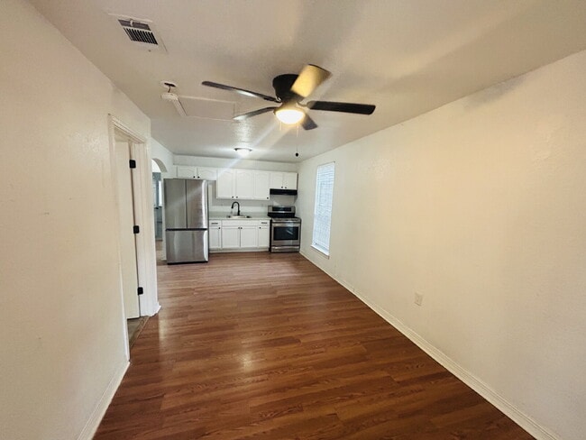 Building Photo - 136 Persyn St
