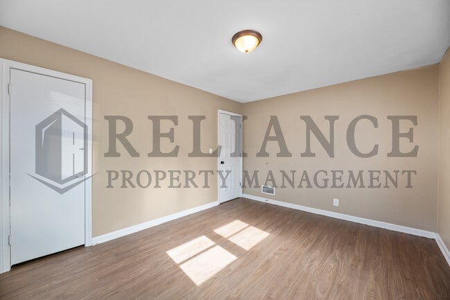 Building Photo - 2118 E 1st St N