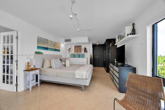 Building Photo - 1600 S Bayshore Ln