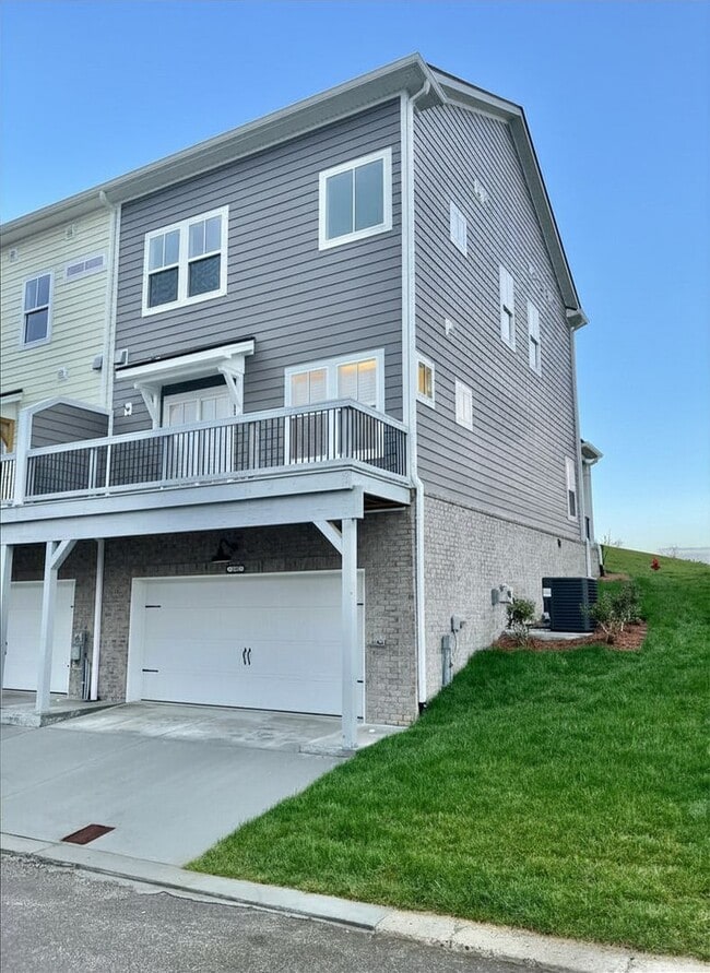 Building Photo - Like New 3 Bed, 4 Bath Townhome w/ 2 Car Garage
