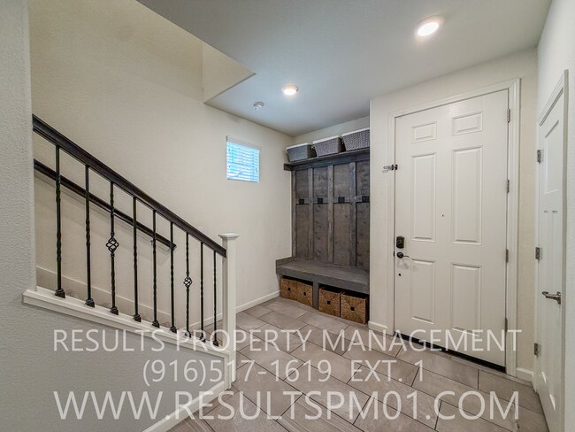 Building Photo - Beautiful Roseville 4 Bedroom Home
