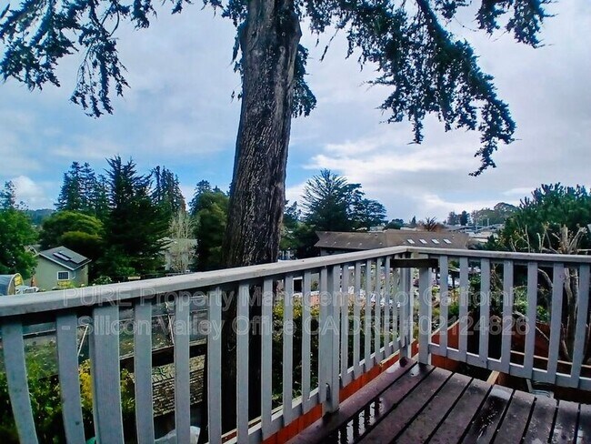 Building Photo - 7555 Sunset Way