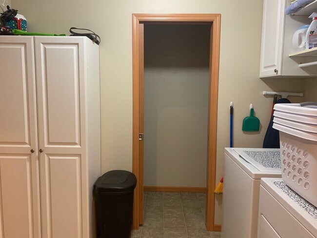 Building Photo - Modern and stylish 3 bedroom home in Lovely Neighborhood