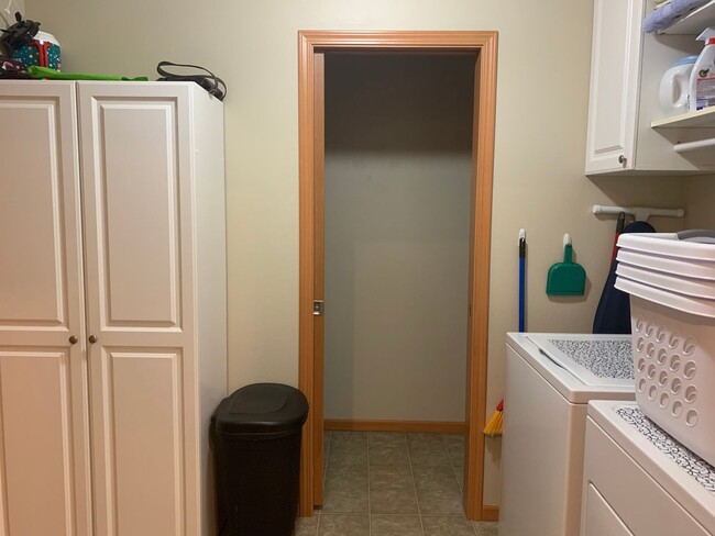 Building Photo - ***PENDING APPLICATION***Modern and stylish 3 bedroom home in Lovely Neighborhood