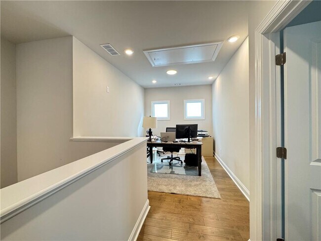 Building Photo - 637 Skytop Dr