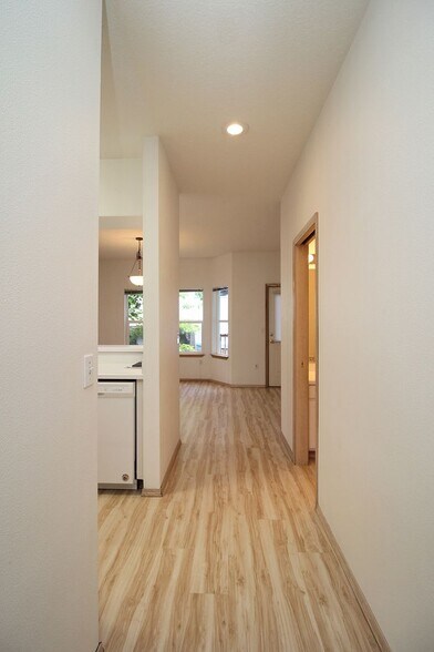 Building Photo - 3413 SW Moss St