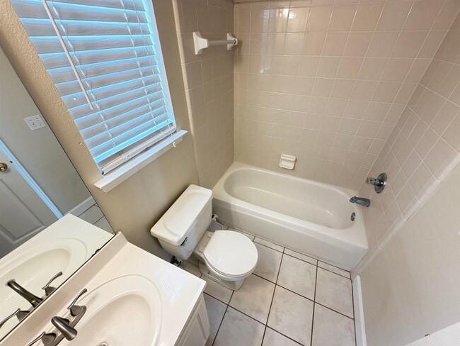 Building Photo - 2116 Heathrow Dr