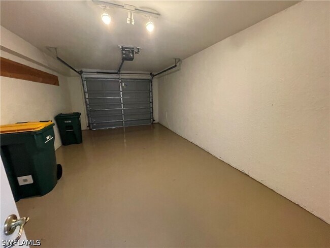 Building Photo - 1945 Crestview Way