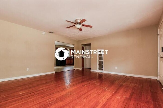 Building Photo - 2 Bedroom Pet-Friendly Home in Clearwater, FL with Main Street Renewal