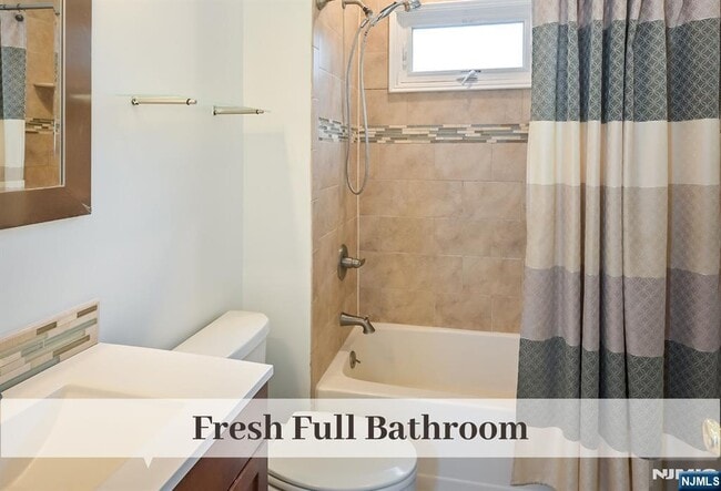 Building Photo - 385 Fern Ave