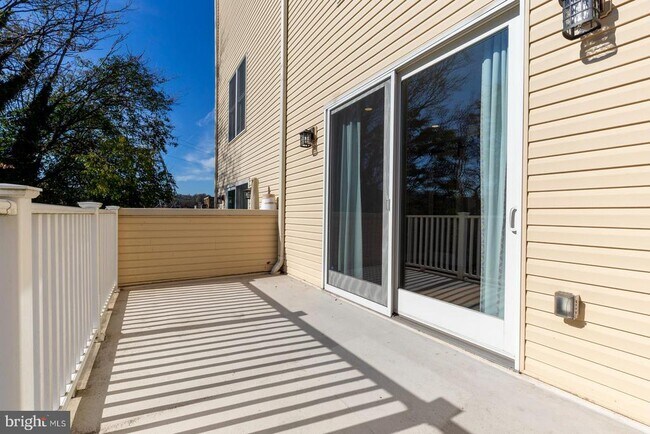 Building Photo - 153 Levering St