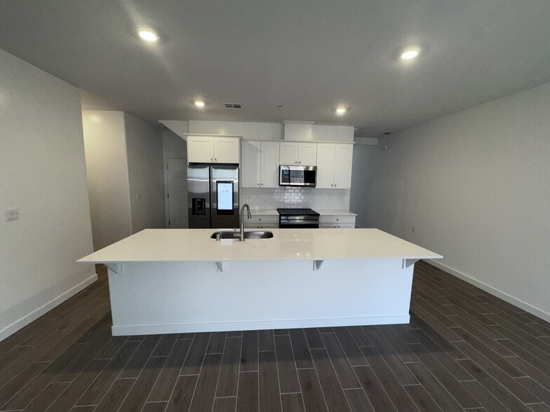 Building Photo - 1808 Mohave Rd S