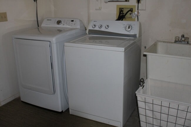 Building Photo - Riverfront 4 Bedroom Vacation Home Includes utiliities