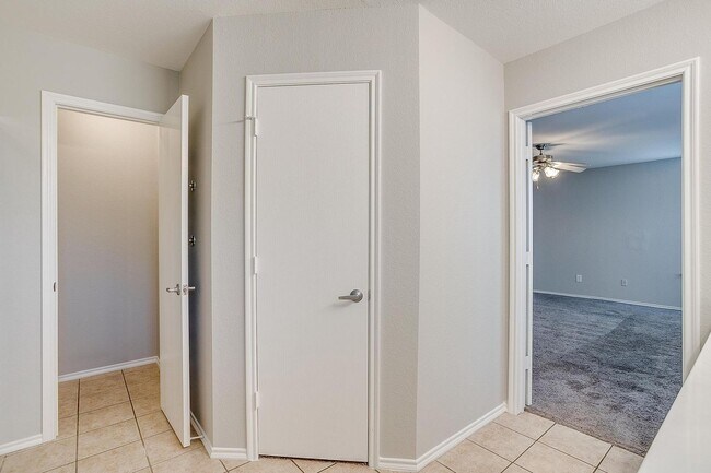 Building Photo - Large 4 Bedroom 3.5 Bathroom- Eagle Mounta...
