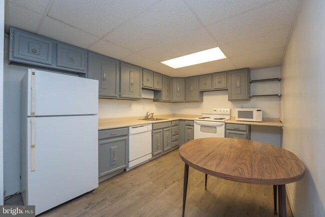 Building Photo - 2134 Forest Ln