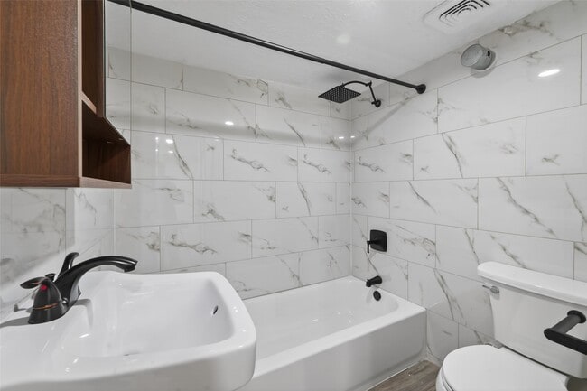 Building Photo - 2118 Webster St