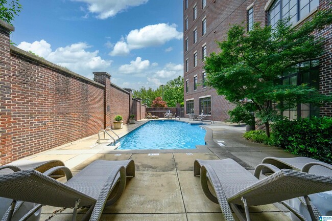 Building Photo - 2600 Highland Ave