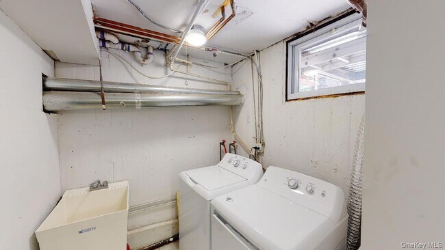 Building Photo - 382 Burns Street Unit 1