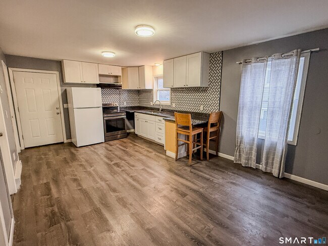 Building Photo - 51 River St