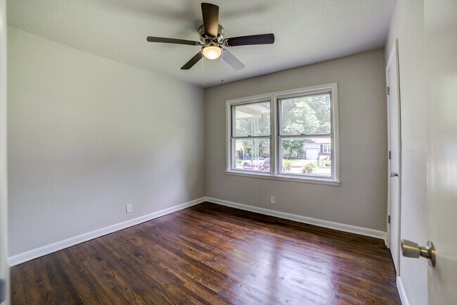 Building Photo - 1618 S Ash Pl