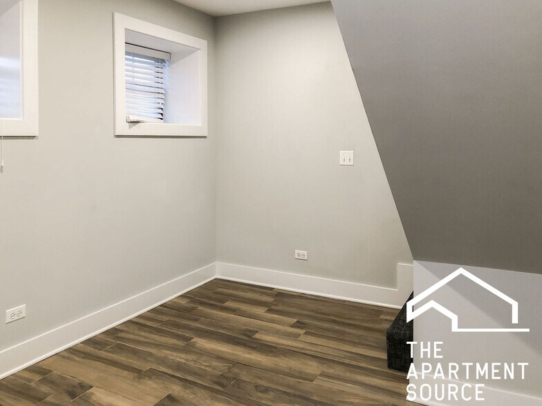 Building Photo - 1946 W Nelson St