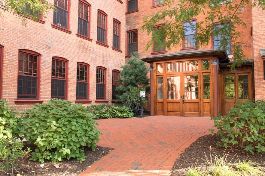 Building Photo - 19 Logan St