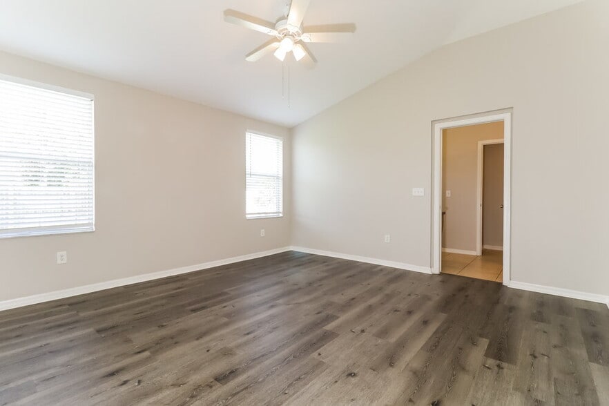 Building Photo - 9912 Riverchase Dr