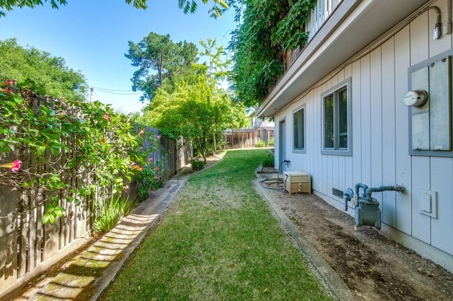 Building Photo - Large 3,767 sqft home on a 10,000 sqft lot- 2 bed located on 1st floor w/ separate entrance - Top...