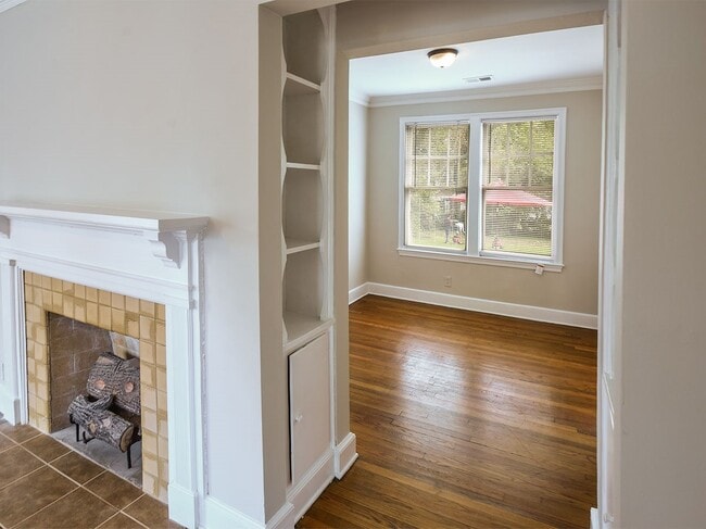 Building Photo - DARLING UPDATED 2 bed, 1 bath with updated appliances in HIGH POINT TERRACE