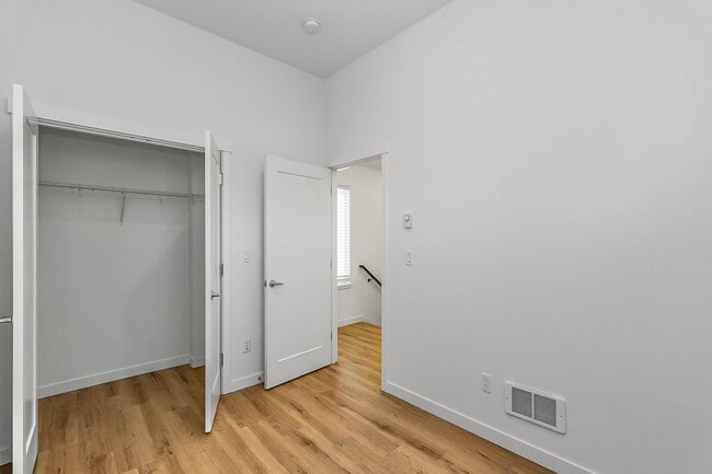 Building Photo - 1040 S Donovan St