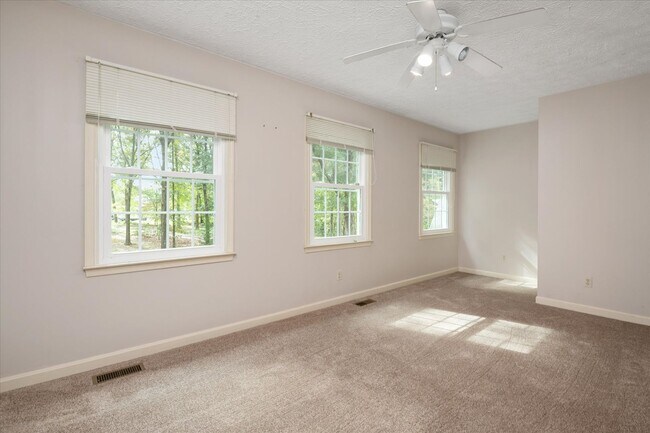 Building Photo - Charming Colonial in Elmhurst Station
