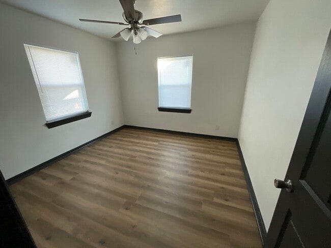 Building Photo - 2413 NE 27th St