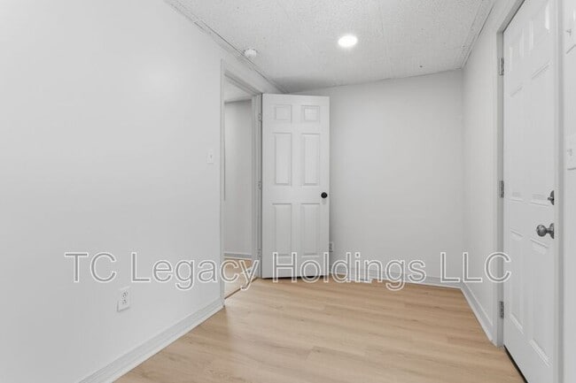 Building Photo - 16 Flint St