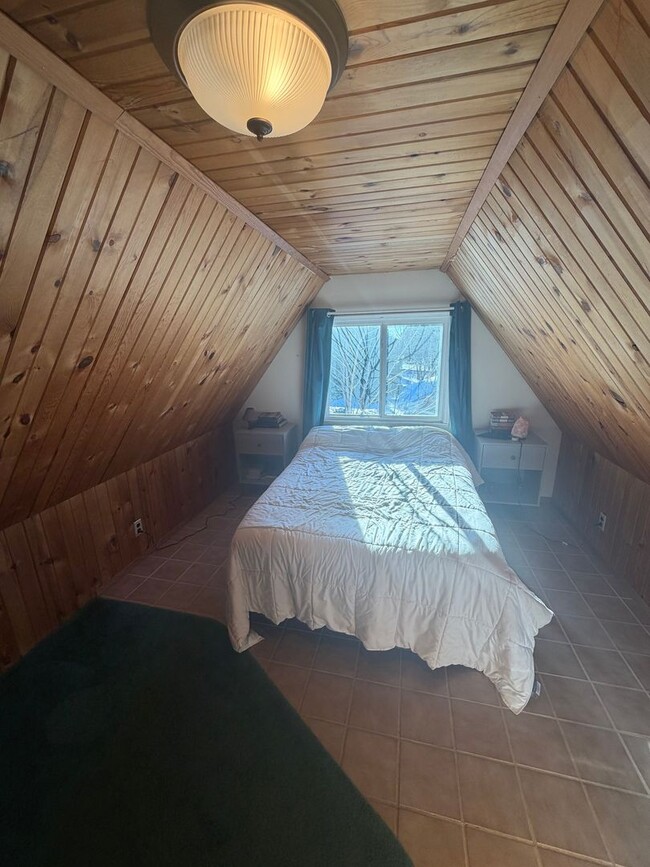 Building Photo - AVAILABLE JUNE -4 Bed, 2 Bath Home with Garage!