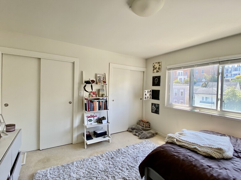 Master bedroom with 2 closets - 1998 Pacific Ave