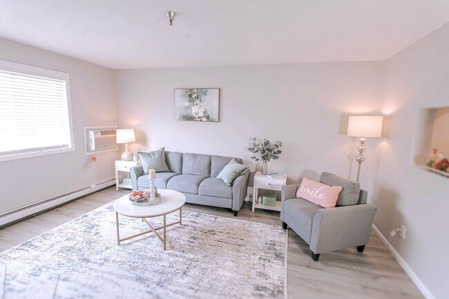 Building Photo - Spacious first floor one bedroom with mode...