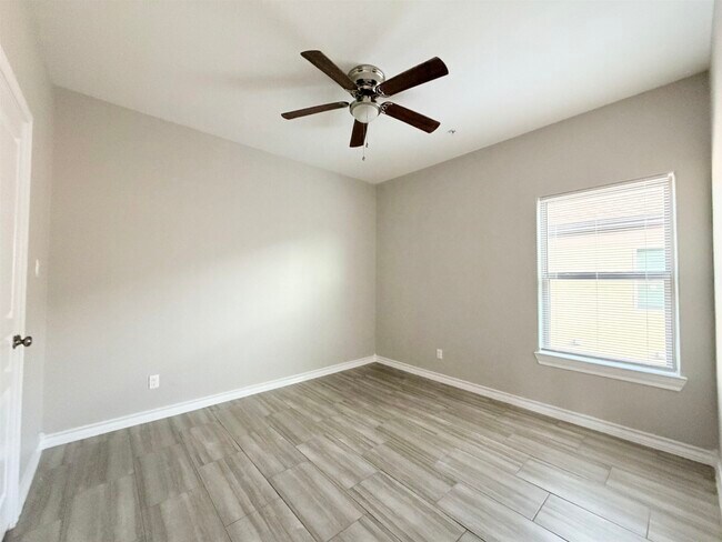 Building Photo - 5601 Cuenca Dr