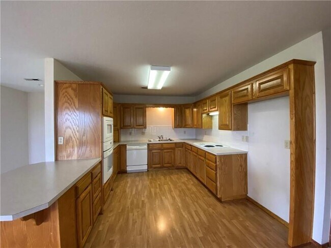 Building Photo - 1811 Kinyon Rd