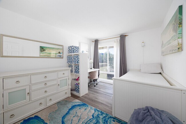 Building Photo - Beautifully Updated 2 Bedroom Condo with Optional Furniture!