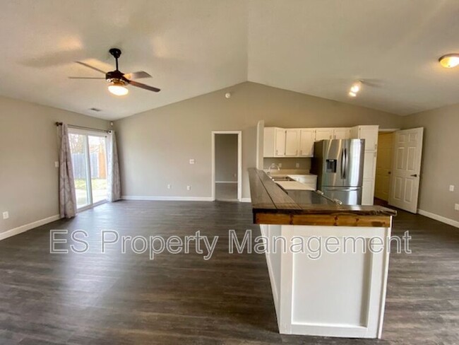 Building Photo - 310 Lockerbie Ln