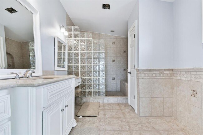 Building Photo - 2822 W Vina Del Mar Blvd