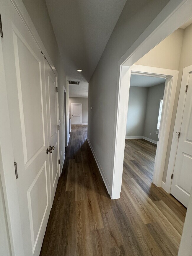 Building Photo - 5250 N Cypress Cir