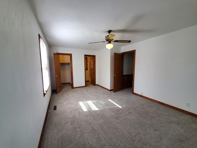 Building Photo - 231 Crescent Dr