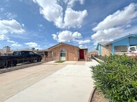 Building Photo - Refrig A/C 2bed/2bath Duplex with Bonus Room!