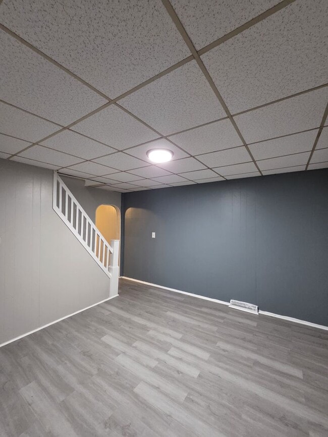 Building Photo - 2 Bedroom House w/ washer and dryer hook up